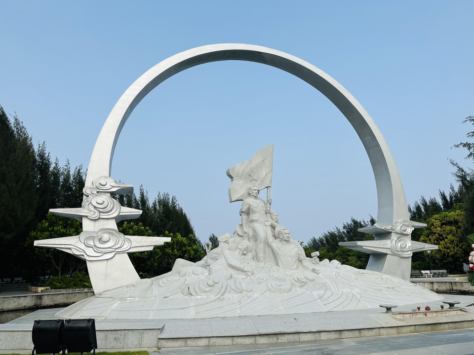 Tượng đài "Những người nằm lại phía chân trời" với hình tượng những người chiến sỹ Gạc Ma cầm ngọn cờ tựa lưng vào nhau hiện lên trong ánh nắng rực rỡ. (Ảnh: Thùy Giang/Vietnam+)