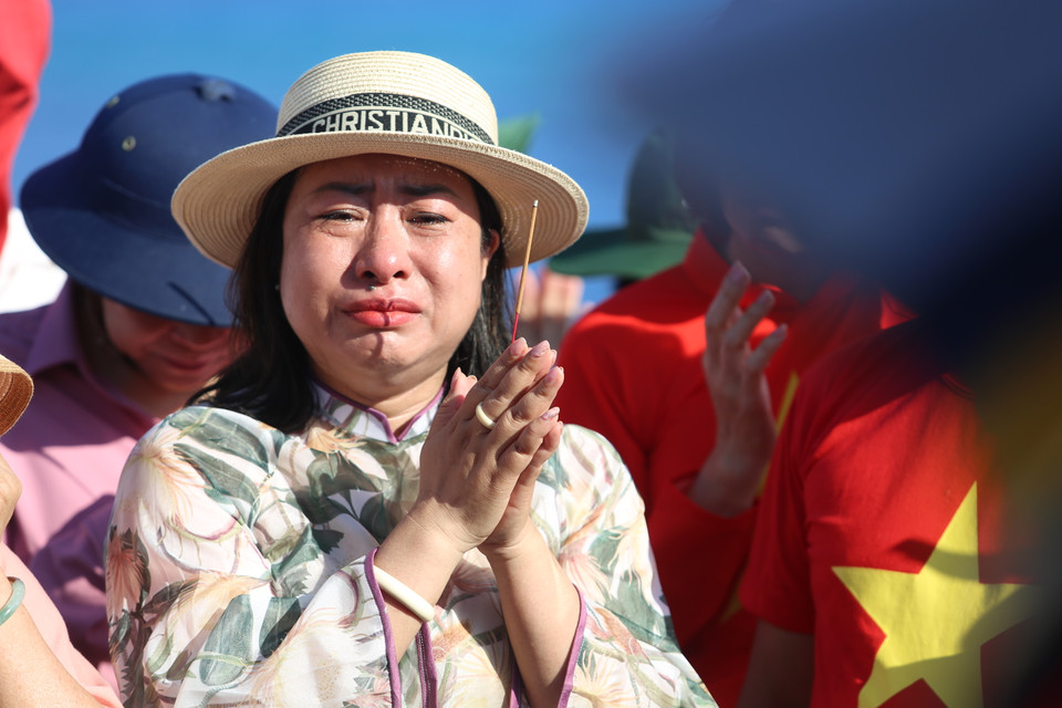 Có cả niềm đau xen lẫn giọt nước mắt. (Ảnh: Hồng Sơn/Vietnam+)