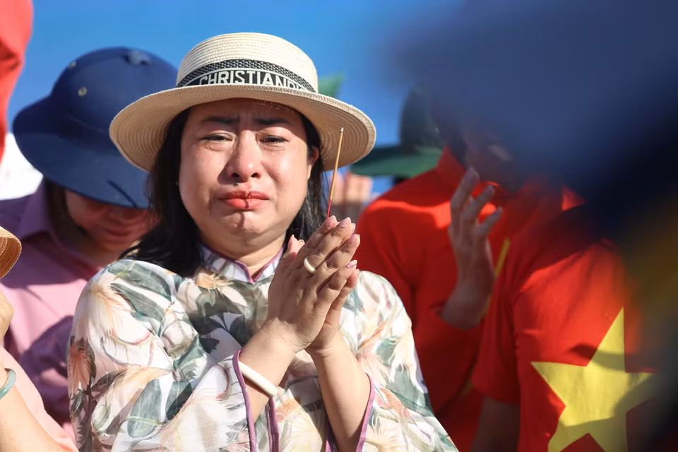 Có cả niềm đau xen lẫn giọt nước mắt. (Ảnh: Hồng Sơn/Vietnam+)
