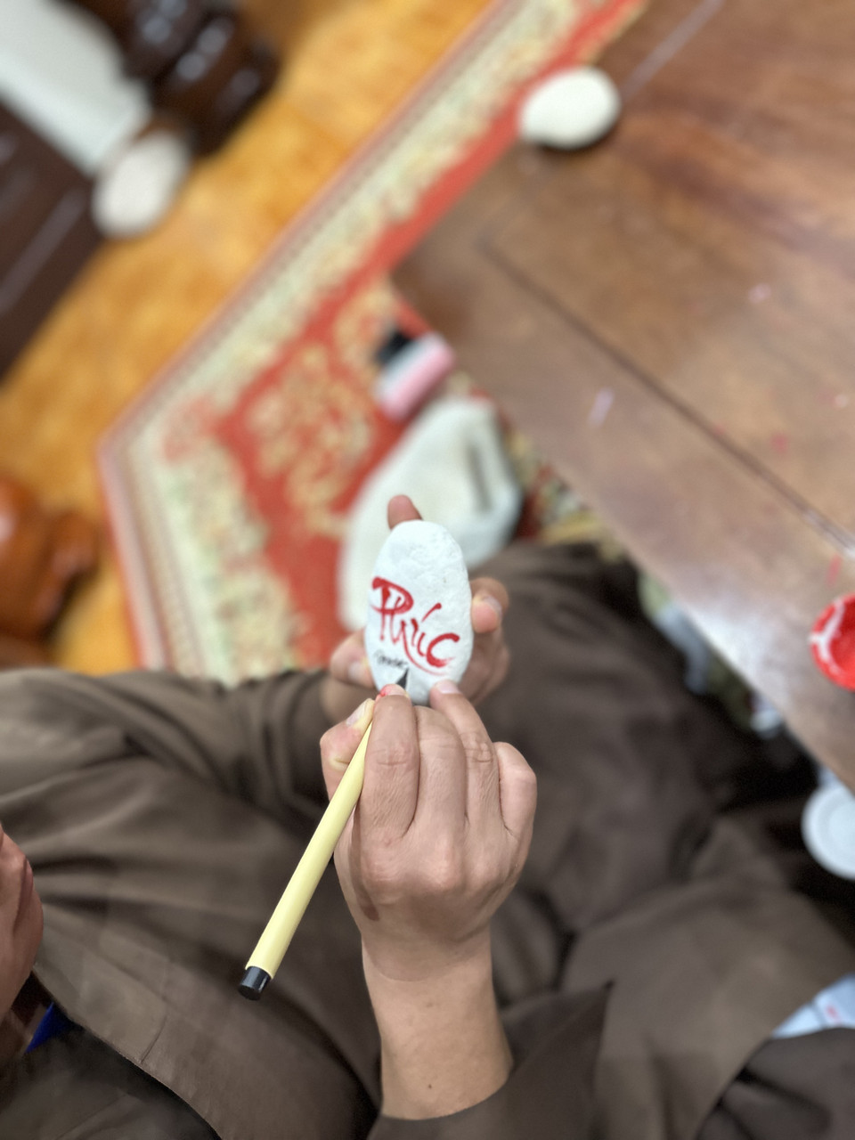 Từng chữ được Sư Thầy viết cẩn thận và tỷ mỉ. (Ảnh: Thùy Giang/Vietnam+)