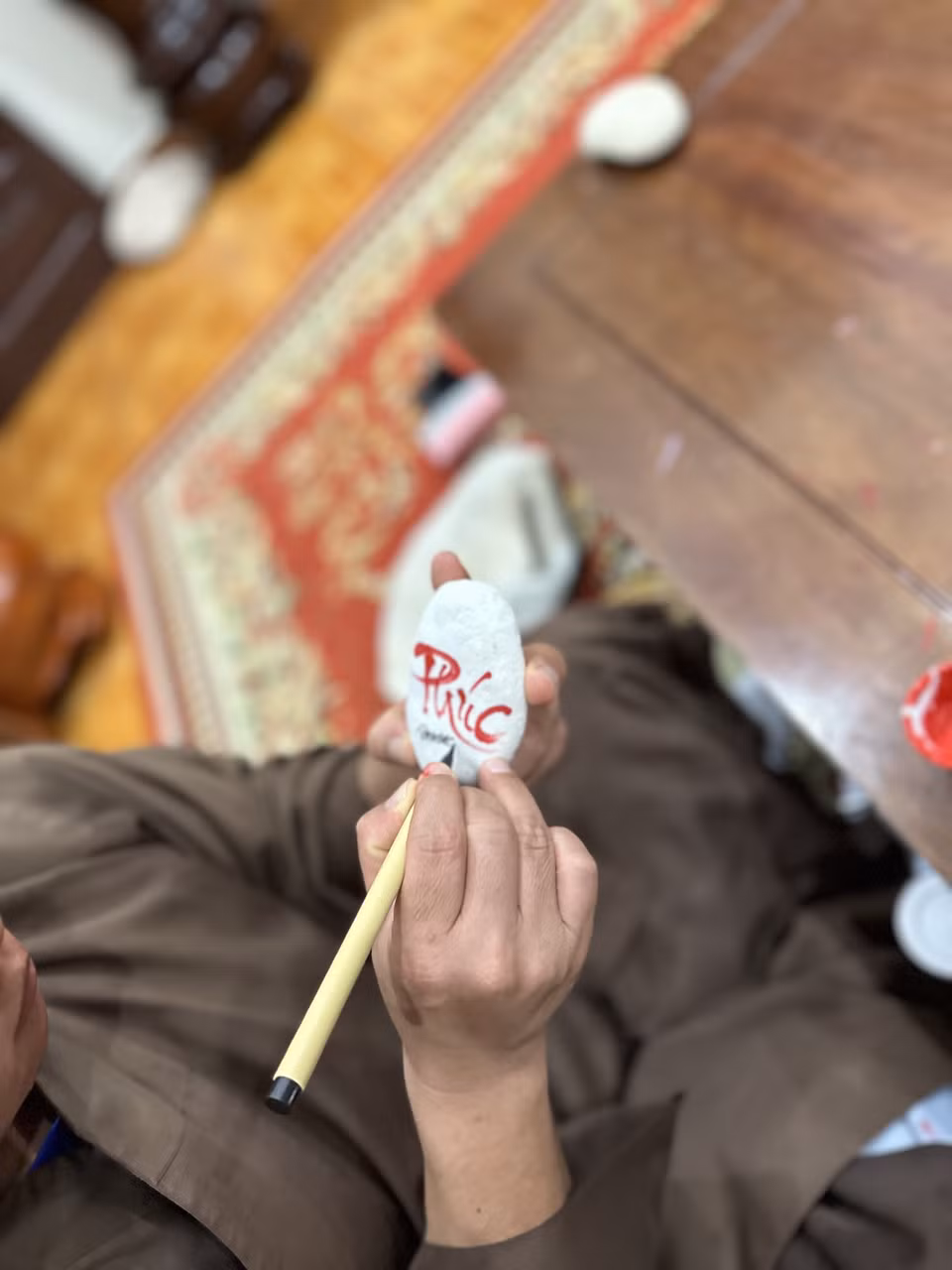 Từng chữ được Sư Thầy viết cẩn thận và tỷ mỉ. (Ảnh: Thùy Giang/Vietnam+)