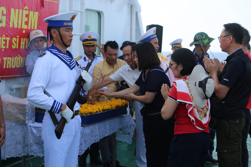 Tinh thần và khí phách của 64 chiến sỹ anh dũng hy sinh trên đảo Gạc Ma được lớp lớp người trẻ ghi nhớ. (Ảnh: Hồng Sơn/Vietnam+)