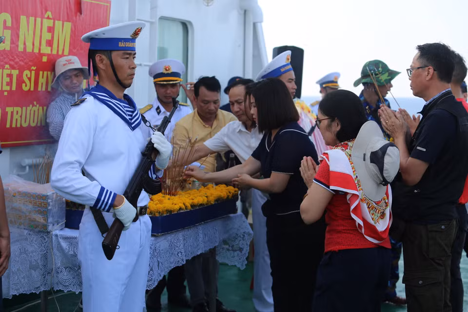 Tinh thần và khí phách của 64 chiến sỹ anh dũng hy sinh trên đảo Gạc Ma được lớp lớp người trẻ ghi nhớ. (Ảnh: Hồng Sơn/Vietnam+)