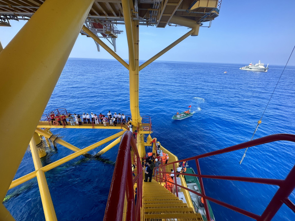 Nhiệm vụ của các nhà giàn là lập các đèn biển để thông báo cho tàu thuyền đánh cá và vận tải hàng hải đi lại trong vùng; đặt trạm nghiên cứu khí tượng thủy văn; làm nơi trú tránh bão và ứng cứu ngư dân... (Ảnh: Thùy Giang/Vietnam+)