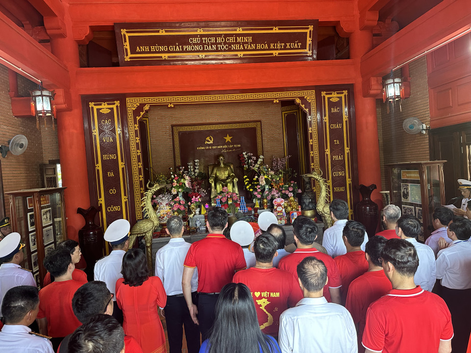 Đoàn công tác số 4/2023 dâng hương tại Nhà tưởng niệm Bác Hồ trên đảo Trường Sa lớn. (Ảnh: Thùy Giang/Vietnam+)