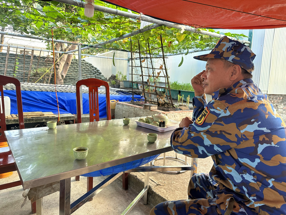 Trước bàn uống nước của các chiến sỹ khu vực đảo Sinh Tồn Đông là khu vườn mướp xanh đang ra quả. (Ảnh: Thùy Giang/Vietnam+)