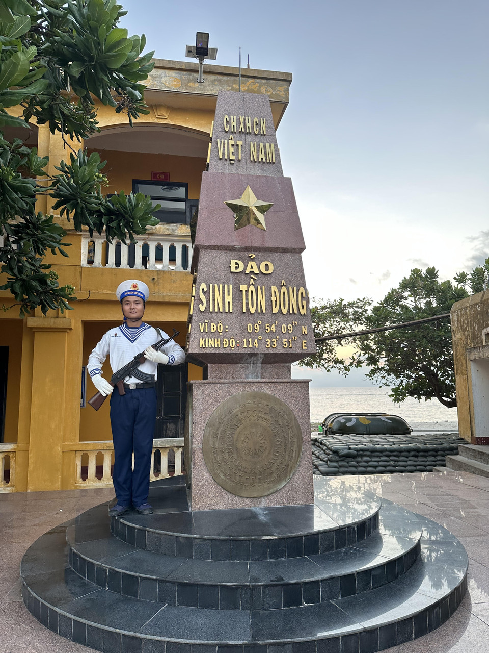 Chiến sỹ hải quân canh gác mốc chủ quyền tại Đảo Sinh Tồn Đông. (Ảnh: Thùy Giang/Vietnam+)