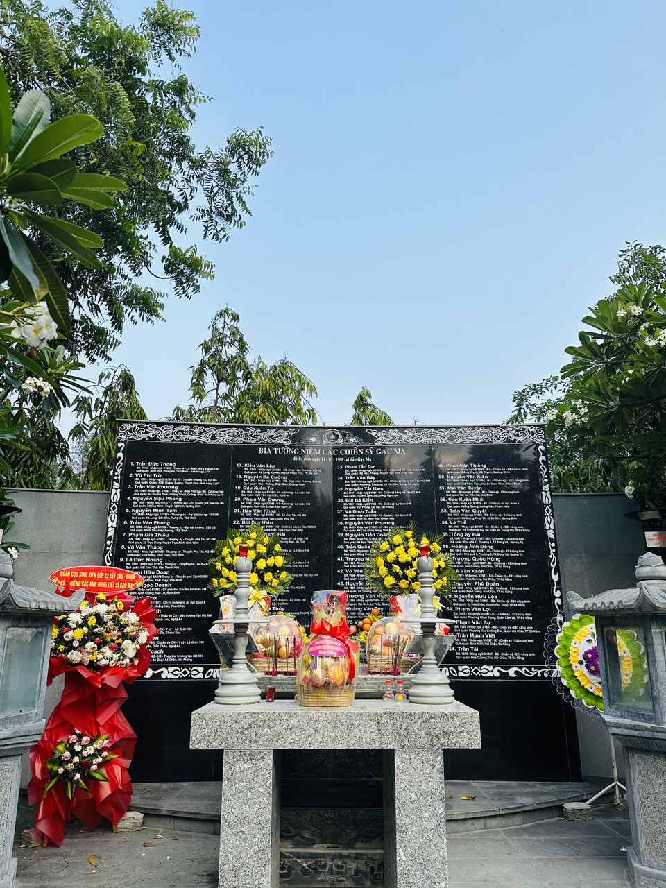 Bia tưởng niệm 64 chiến sỹ Gạc Ma đã hy sinh ngày 14/3/1988 tại Khu tưởng niệm chiến sỹ Gạc Ma. (Ảnh: Thùy Giang/Vietnam+)