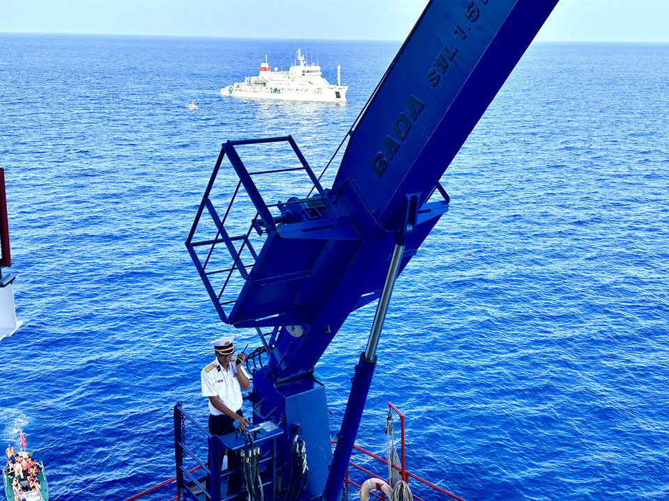 Chiến sỹ hải quân ở Nhà giàn DK1 (Phúc Tần) làm nhiệm vụ vận chuyển hàng. (Ảnh: Thùy Giang/Vietnam+)