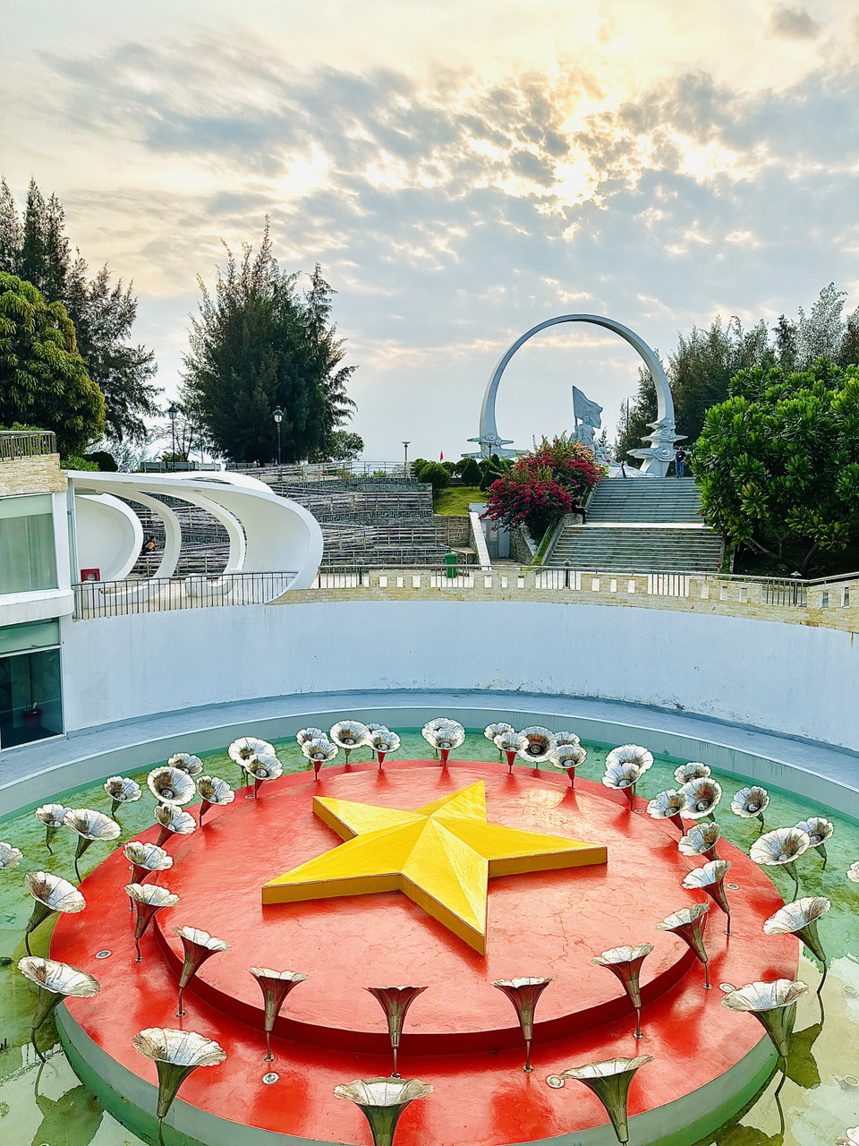 Tượng đài “Những người nằm lại phía chân trời” là bản hùng ca của 64 người con quả cảm của Tổ quốc đã giữ chặt lá cờ đỏ sao vàng ngay cả khi đã trút hơi thở cuối cùng trên đảo Gạc Ma. (Ảnh: Thùy Giang/Vietnam+)