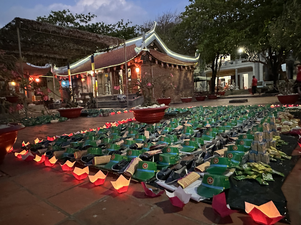 Lễ cầu siêu cho những anh hùng, liệt sỹ và đồng bào tử nạn trên vùng biển quần đảo Trường Sa diễn ra tại chùa Trường Sa lớn. (Ảnh: Thùy Giang/Vietnam+)