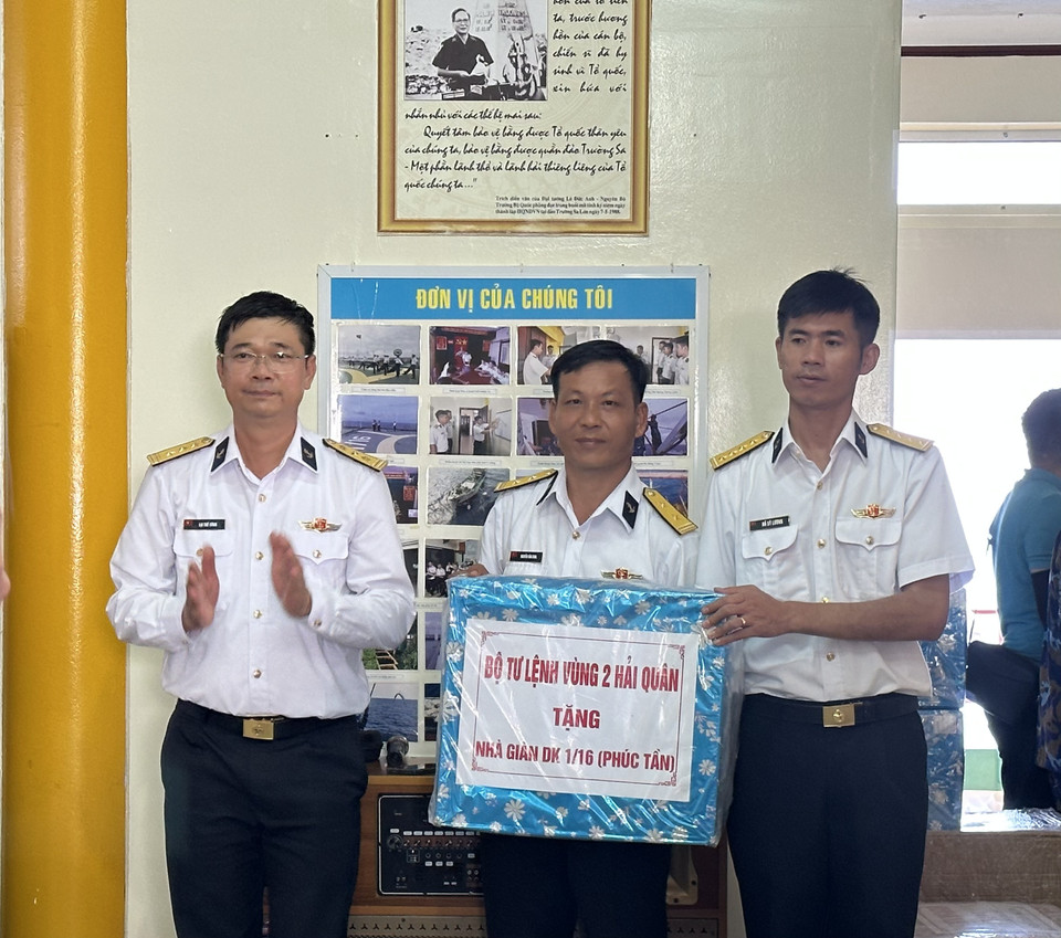 Nhiều quà tặng từ các đơn vị tổ chức gửi tặng đến các chiến sỹ Nhà giàn DK1 Phúc Tần. (Ảnh: Thùy Giang/Vietnam+)