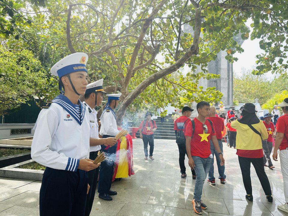 Chiến sỹ hải quân chuẩn bị hương cho các đoàn khi tới đảo Trường Sa dâng hương Đài tưởng niệm các Anh hùng liệt sỹ. (Ảnh: Thùy Giang/Vietnam+)