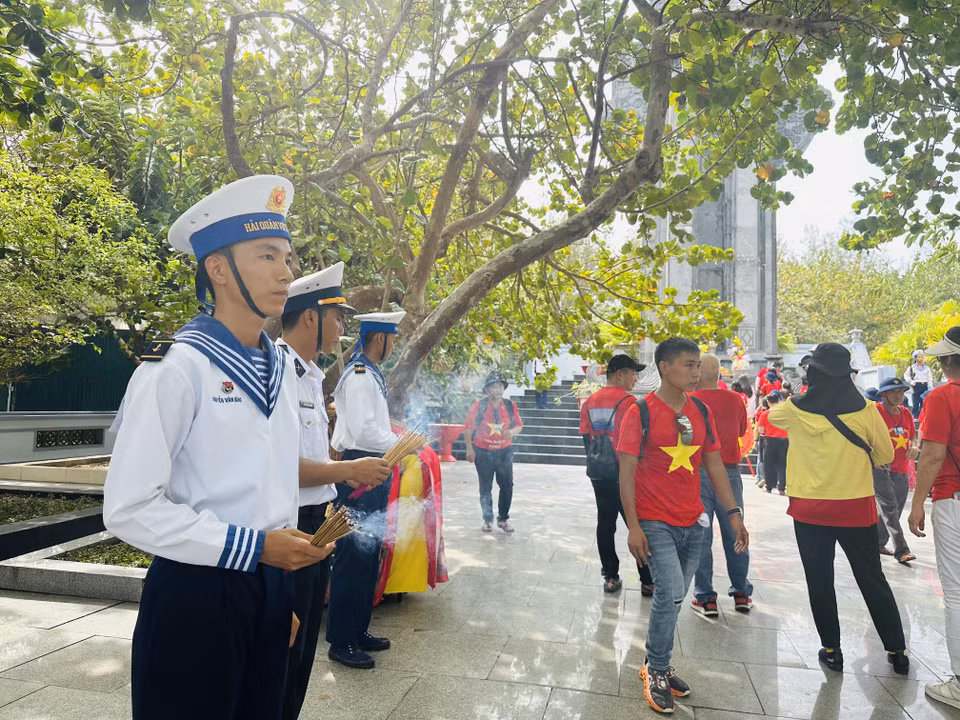 Chiến sỹ hải quân chuẩn bị hương cho các đoàn khi tới đảo Trường Sa dâng hương Đài tưởng niệm các Anh hùng liệt sỹ. (Ảnh: Thùy Giang/Vietnam+)