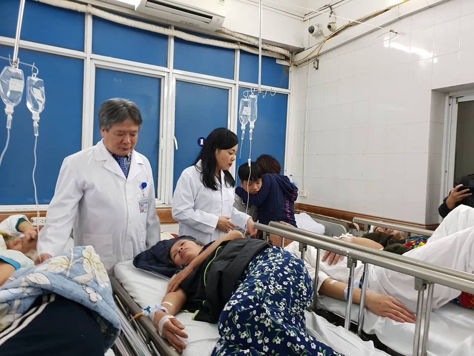 Bộ trưởng Bộ Y tế thăm hỏi bệnh nhân tại Bệnh viện Hữu nghị Việt Đức trong đêm Giao thừa. (Ảnh: T.G/Vietnam+)