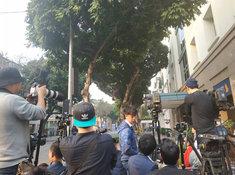 Rất nhiều phóng viên đã tập trung quanh khu vực diễn ra cuộc gặp thượng đỉnh. (Ảnh: Sơn Bách/Vietnam+)