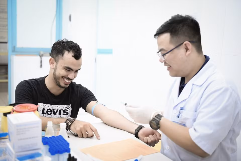 Nhiều bạn trẻ hào hứng tham gia hiến máu. (Ảnh: PV/Vietnam+)