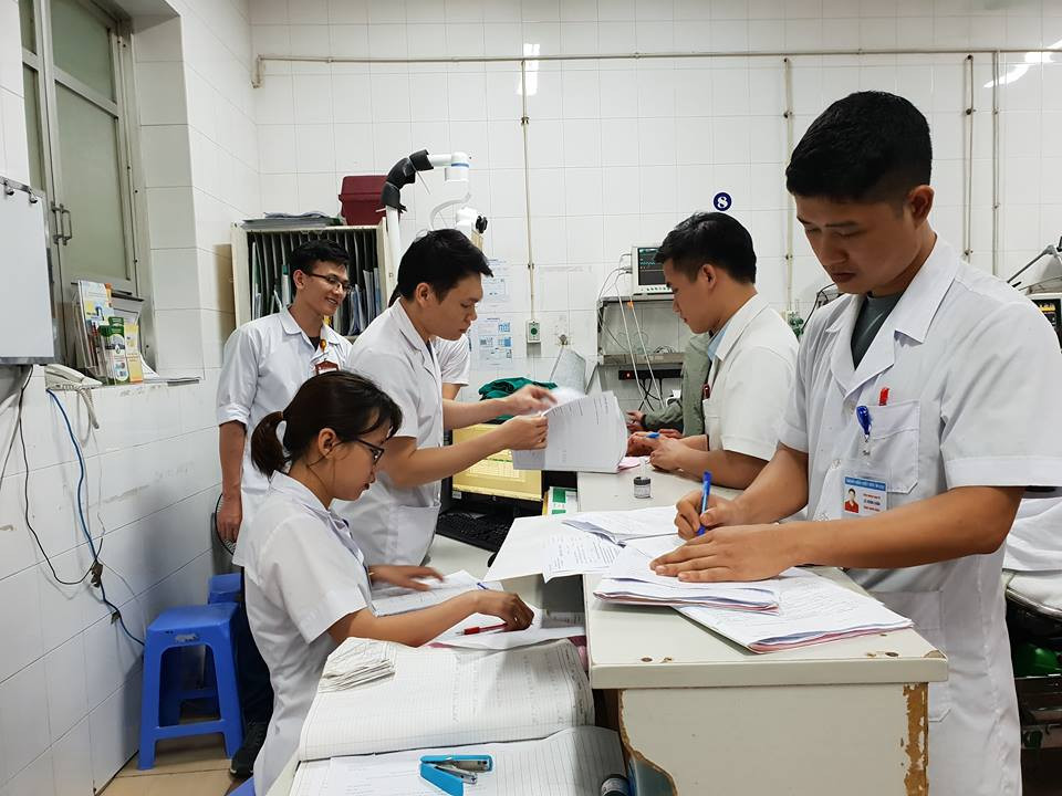 Các bác sỹ bận rộn tại Khoa Cấp cứu. (Ảnh: T.G/Vietnam+)