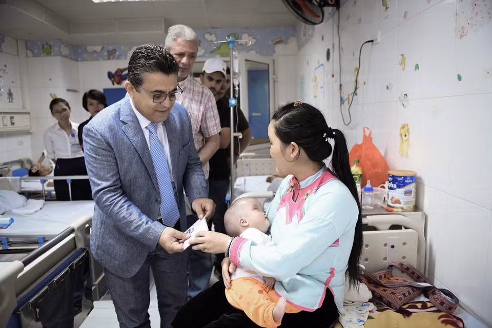 Ngài Saadi Salama còn gửi tặng quà cho bệnh nhân nhi. (Ảnh: PV/Vietnam+)