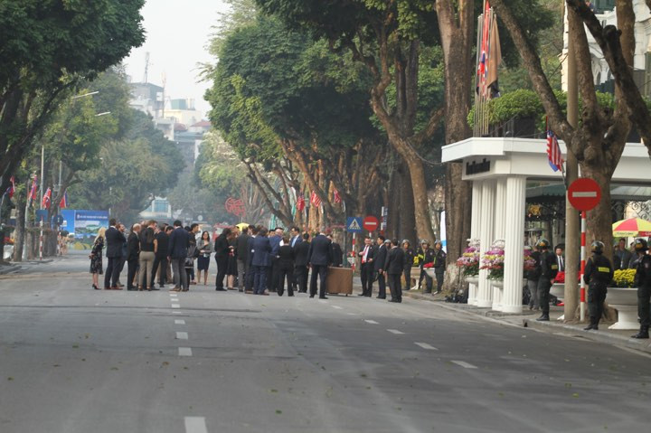 Không khí trước khách sạn Metropole hiện đang rất sôi động. (Ảnh: Sơn Bách/Vietnam+)