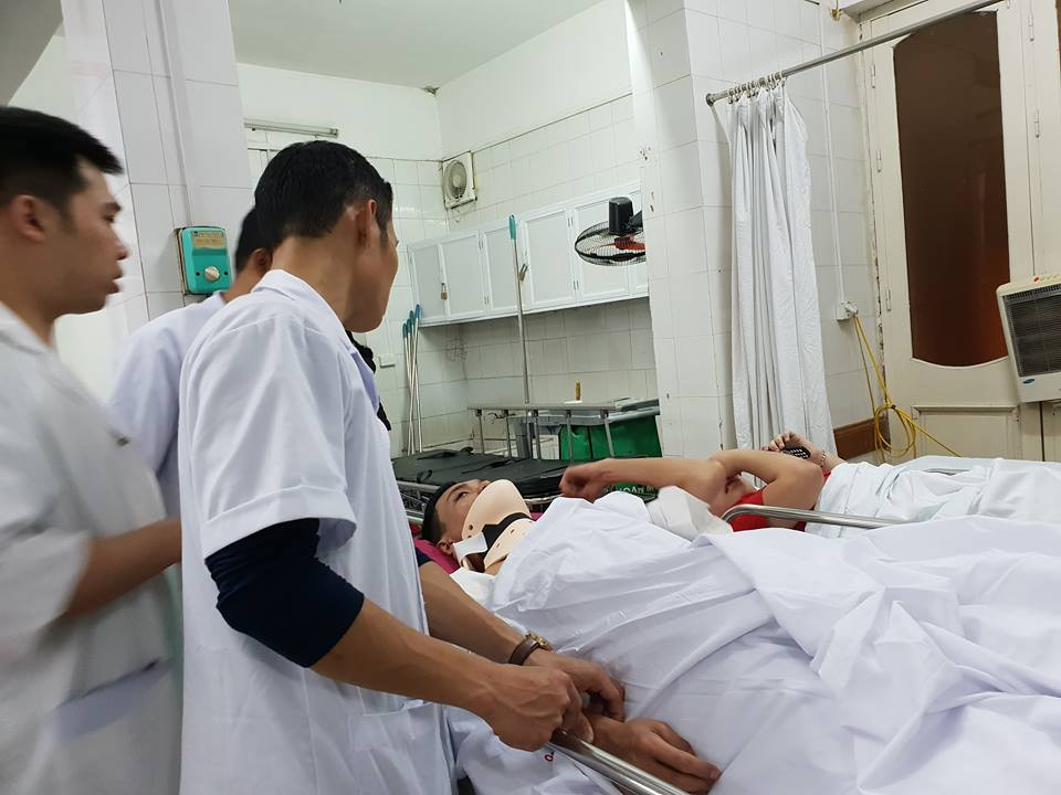 Bác sỹ sơ cứu cho một nam thanh niên. (Ảnh: T.G/Vietnam+)