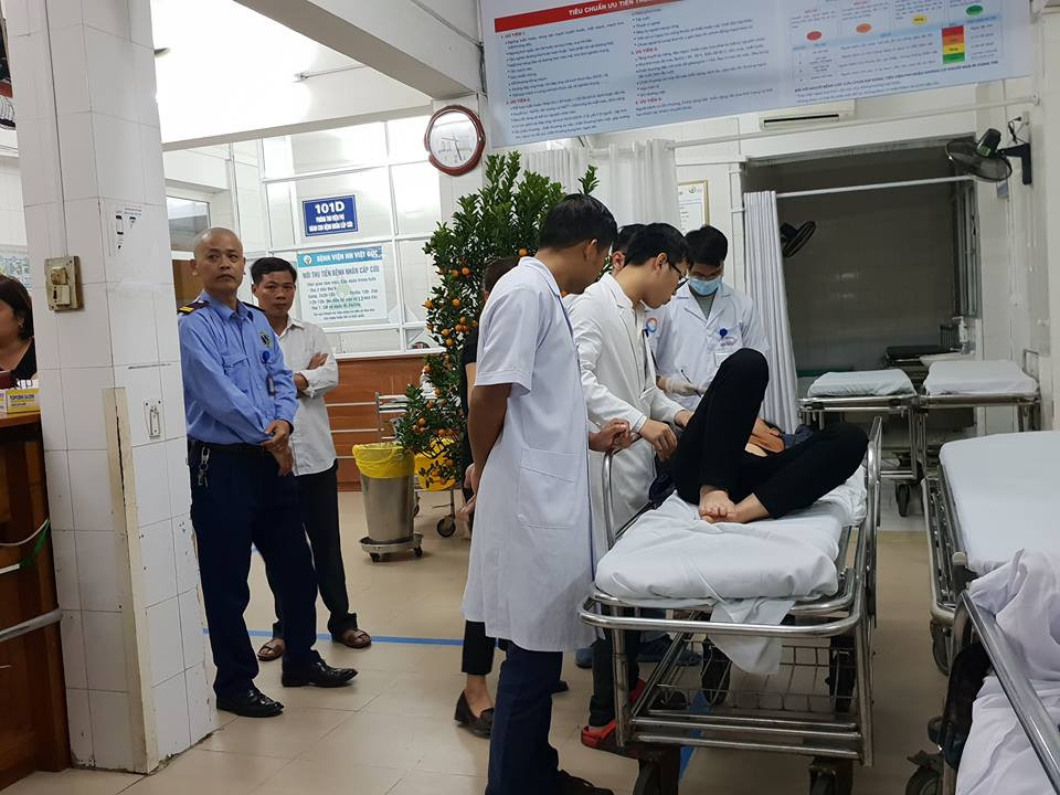 Bệnh nhân được đưa vào viện trong tối 30 Tết. (Ảnh: T.G/Vietnam+)