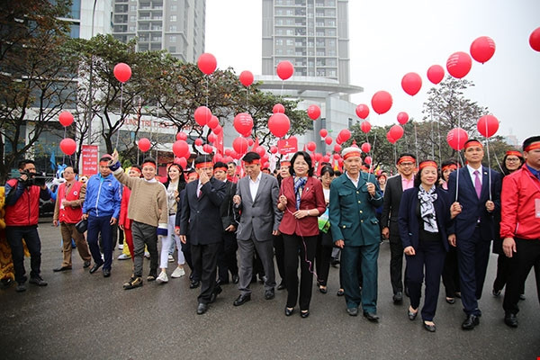 Phó Chủ tịch nước Đặng Thị Ngọc Thịnh tham gia đi bộ cùng nhiều đại biểu khác. (Ảnh: PV/Vietnam+)