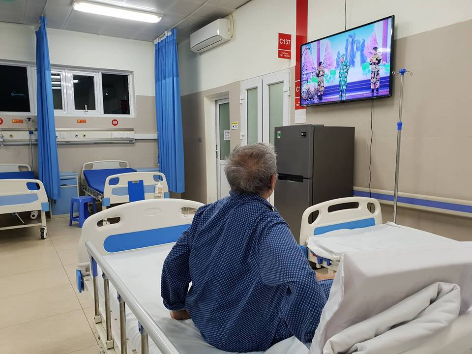 Bệnh nhân xem chương trình Táo quân 2019 tại Khoa Cấp cứu Nội, Bệnh viện Thanh Nhàn. (Ảnh: PV/Vietnam+)