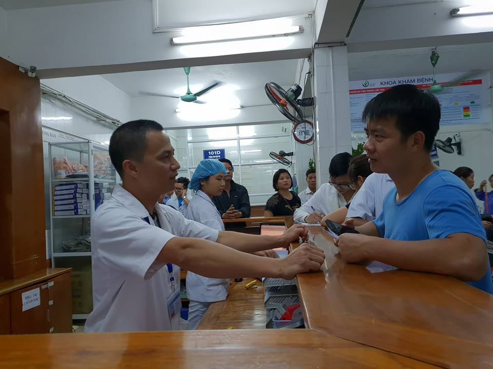 Bác sỹ giải thích các thủ tục cho người nhà bệnh nhân. (Ảnh: T.G/Vietnam+)