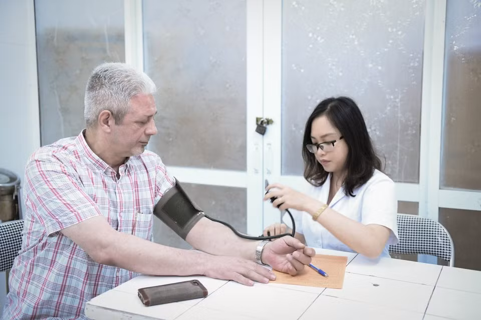 Đo huyết áp cho người tham gia hiến máu. (Ảnh: PV/Vietnam+)