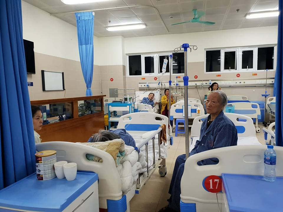 Bệnh nhân tại Khoa cấp cứu Nội, Bệnh viện Thanh Nhàn. (Ảnh: PV/Vietnam+)