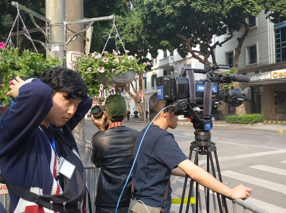 Nhiều phóng viên quốc tế đã tập trung tại ngã tư Ngô Quyền-Tràng Tiền. (Ảnh: Sơn Bách/Vietnam+)