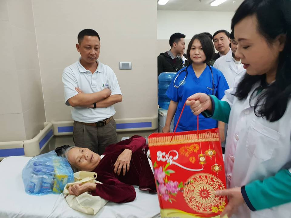 Một bệnh nhân được đưa vào cấp cứu trong đêm Giao thừa. (Ảnh:PV/Vietnam+)