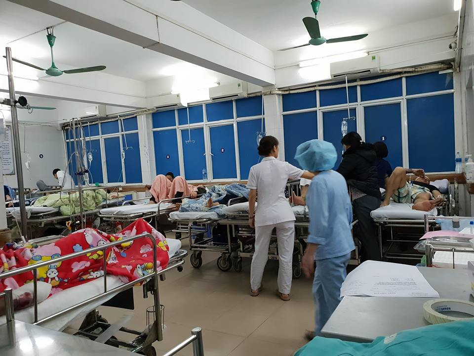 Các giường bệnh cấp cứu đều chật kín bệnh nhân. (Ảnh: T.G/Vietnam+)