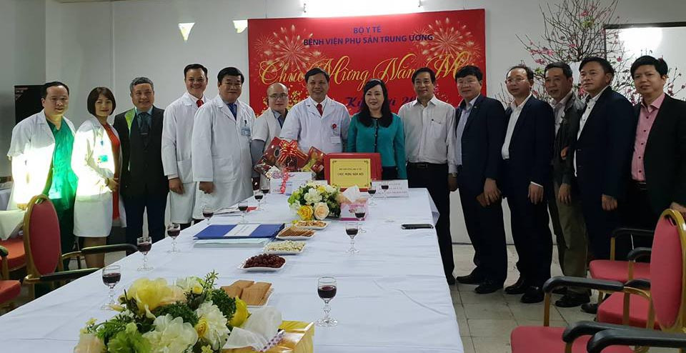 Bộ trưởng Bộ Y tế chúc tết y bác sỹ tại Bệnh viện Phụ sản Trung ương. (Ảnh: T.G/Vietnam+)