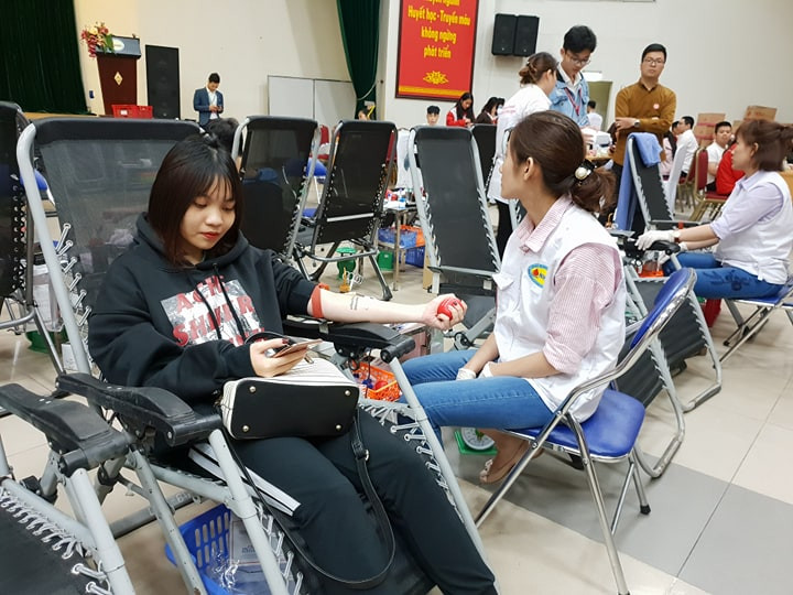 Các bạn trẻ tới hiến máu nhân đạo. (Ảnh: PV/Vietnam+)