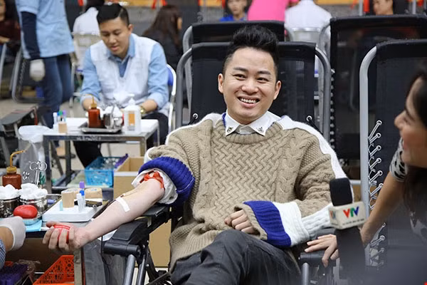 Nam ca sỹ kêu gọi bạn bè tham gia hiến máu. (Ảnh: PV/Vietnam+)