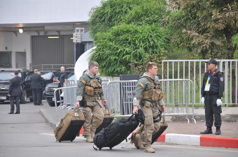 Đặc vụ Mỹ thu dọn đồ đạc, chuẩn bị rời khách sạn Marriott khi cuộc họp báo của ông Trump kết thúc. (Ảnh: Sơn Bách/Vietnam+)