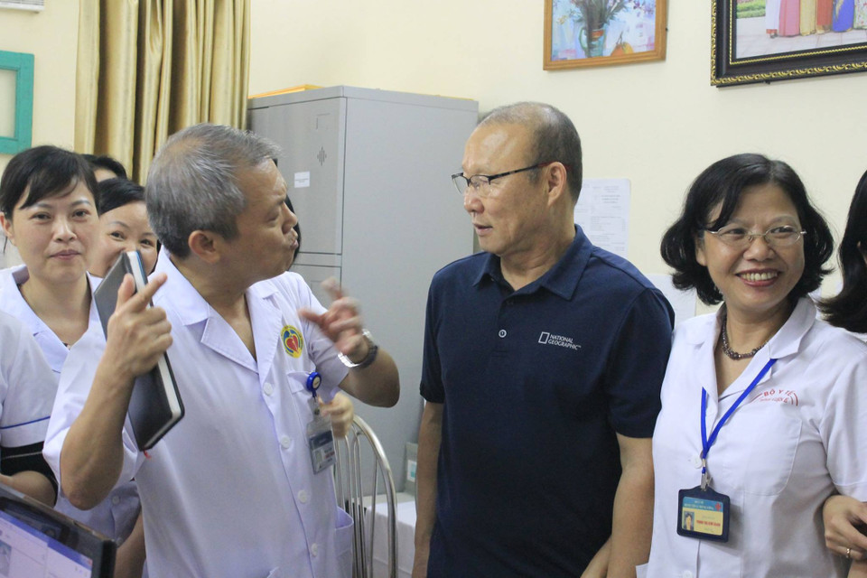 Bệnh viện E thông tin về việc khám sức khỏe cho vị huấn luyện viên. (Ảnh: PV/Vietnam+)