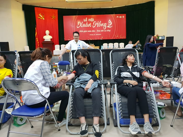 Hàng ngàn bạn trẻ đến tham gia hiến máu tại Lễ hội Xuân Hồng. (Ảnh: PV/Vietnam+)