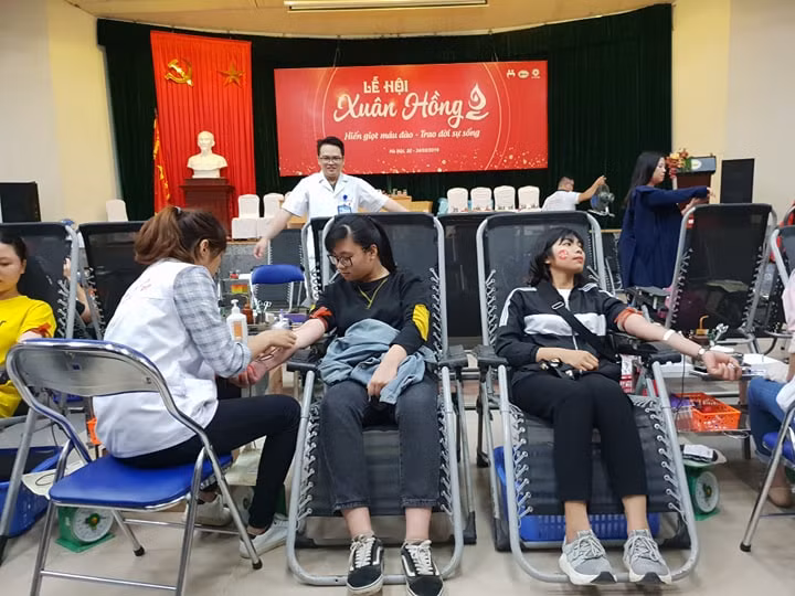 Hàng ngàn bạn trẻ đến tham gia hiến máu tại Lễ hội Xuân Hồng. (Ảnh: PV/Vietnam+)