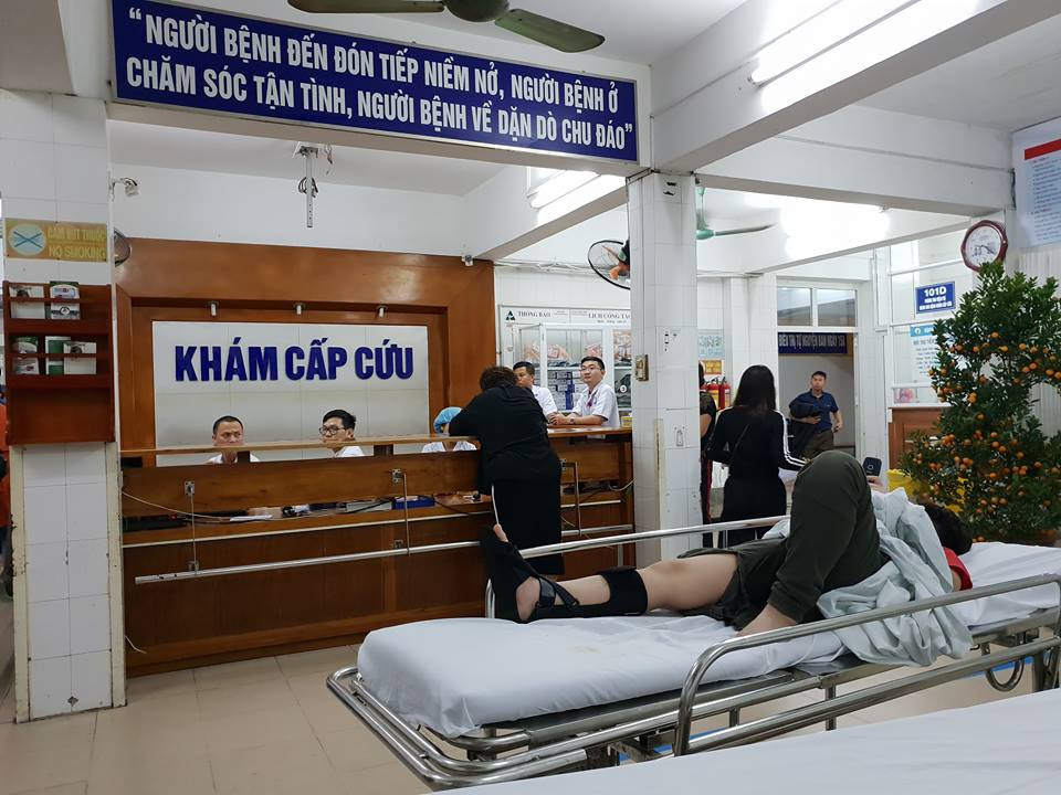 Bệnh nhân chờ làm thủ tục nhập viện. (Ảnh: T.G/Vietnam+)