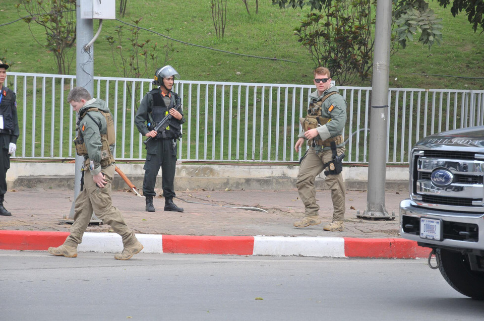 Đặc vụ Mỹ bên ngoài cuộc họp báo. (Ảnh: Sơn Bách/Vietnam+)