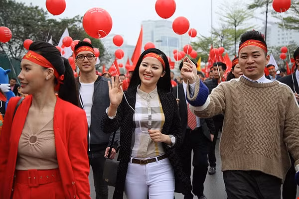 Nhiều nghệ sỹ nổi tiếng cũng tham gia như ca sỹ Tùng Dương. (Ảnh: PV/Vietnam+)