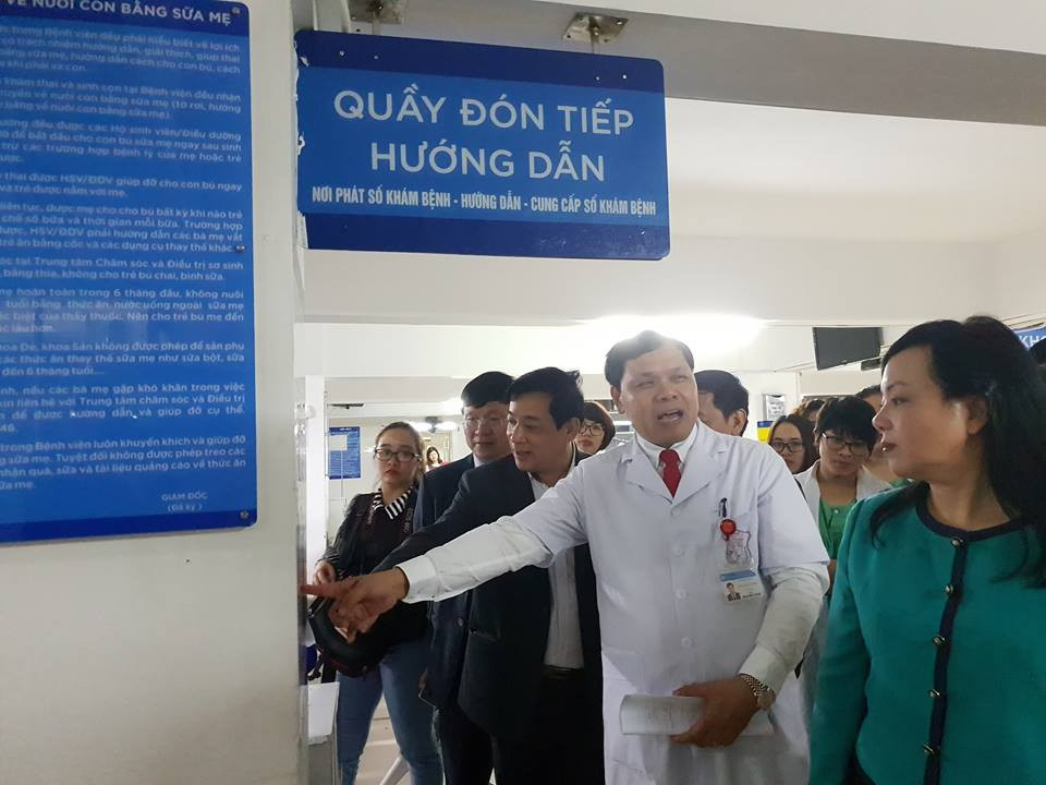 Bộ trưởng Nguyễn Thị Kim Tiến kiểm tra tại Bệnh viện Phụ sản Trung ương. (Ảnh: T.G/Vietnam+)