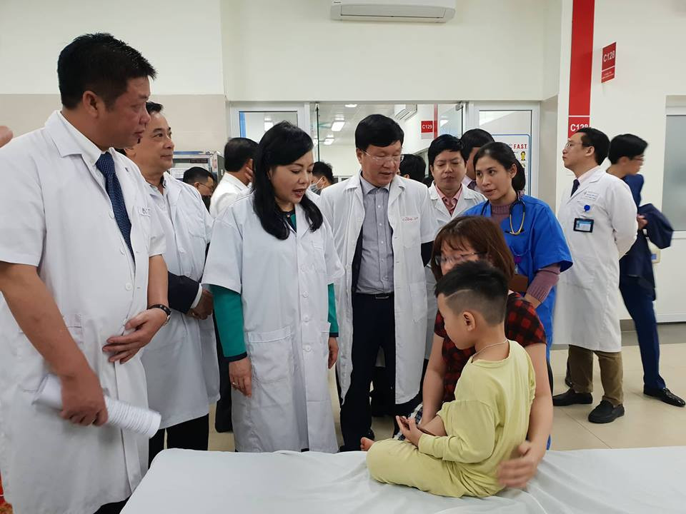 Tặng quà cho bệnh nhân nhi tại Bệnh viện Thanh Nhàn trong đêm Giao thừa. (Ảnh: T.G/Vietnam+)