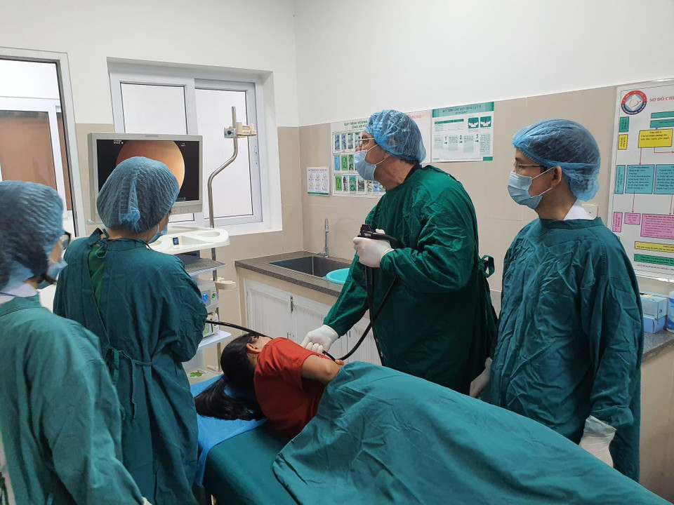 Bác sỹ Mario Jesus Garcia Ayala - Chuyên gia về nội soi tiêu hóa chữa nhiễm khuẩn dạ dày cho một bệnh nhân. (Ảnh: PV/Vietnam+)