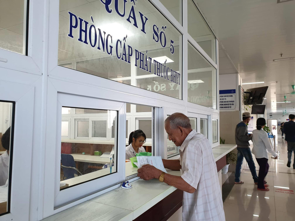 Người dân làm thủ tục khám bệnh tại Bệnh viện hữu nghị Việt Nam-Cuba Đồng Hới. (Ảnh: PV/Vietnam+)