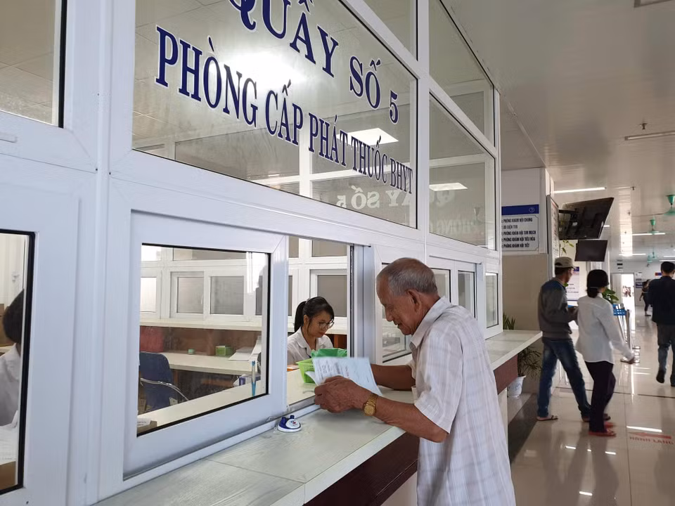 Người dân làm thủ tục khám bệnh tại Bệnh viện hữu nghị Việt Nam-Cuba Đồng Hới. (Ảnh: PV/Vietnam+)