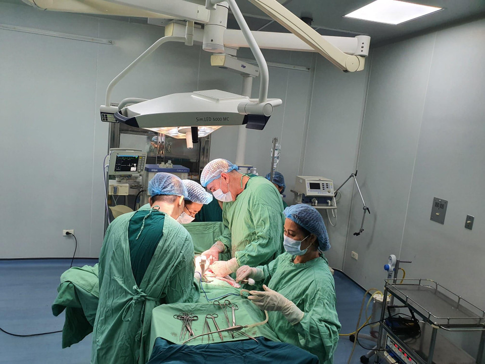 Chuyên gia phẫu thuật ung bướu Alfredo Garcia Mirete đã tiến hành phẫu thuật cắt tuyến giáp do ung thư tuyến giáp cho trên 200 trường hợp. (Ảnh: PV/Vietnam+)